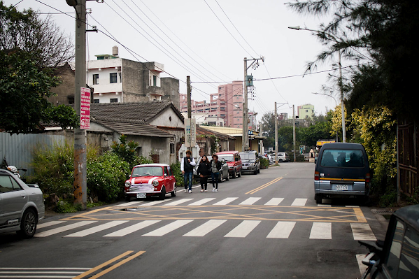 鹿港小巷的斑马线和禁停区