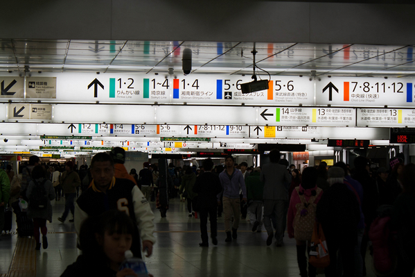 车站内令人眼花缭乱的指示牌